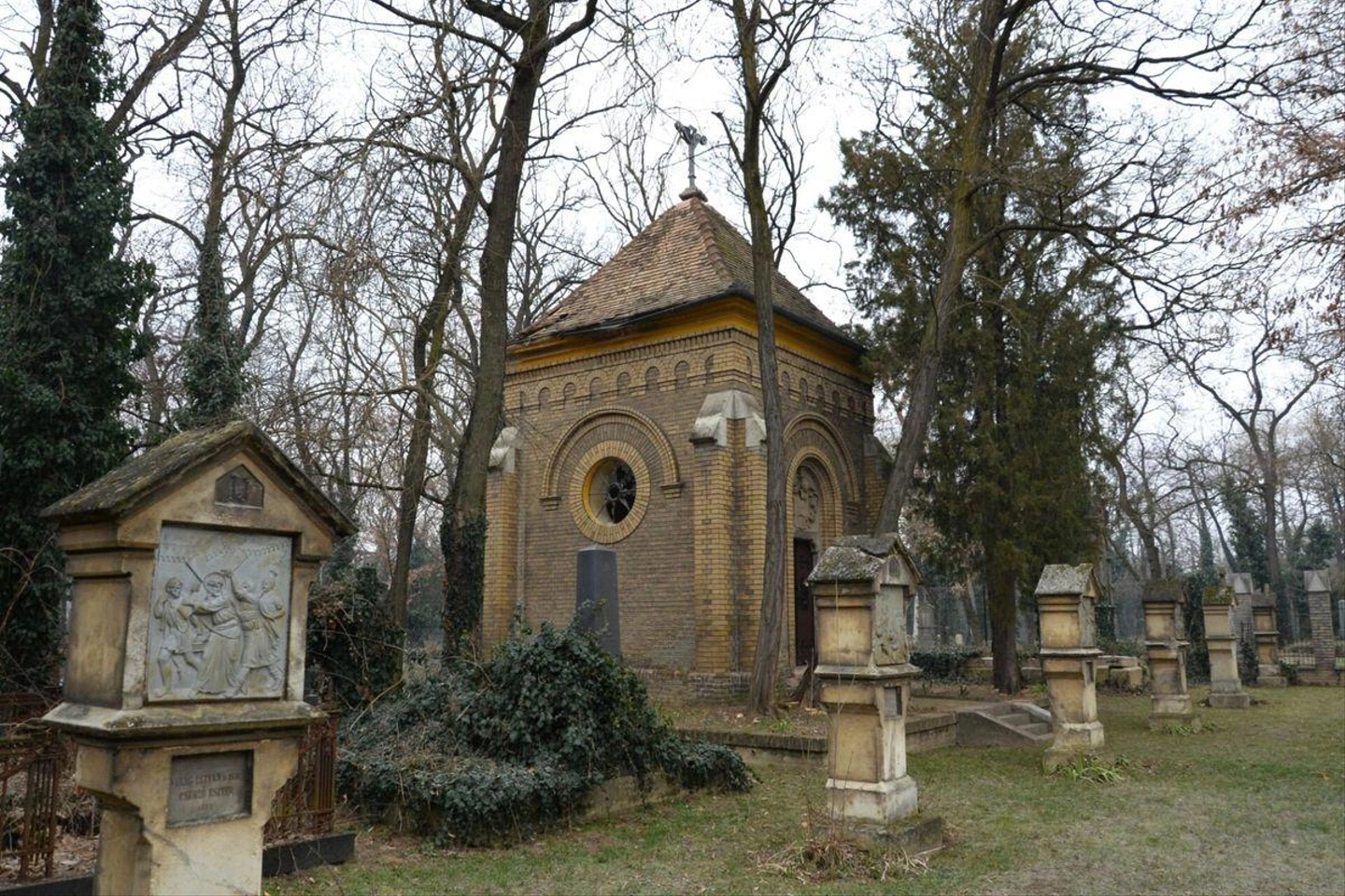 Szentharomsag-temeto-Ferenczy-kapolna-18-1920x1280.jpg