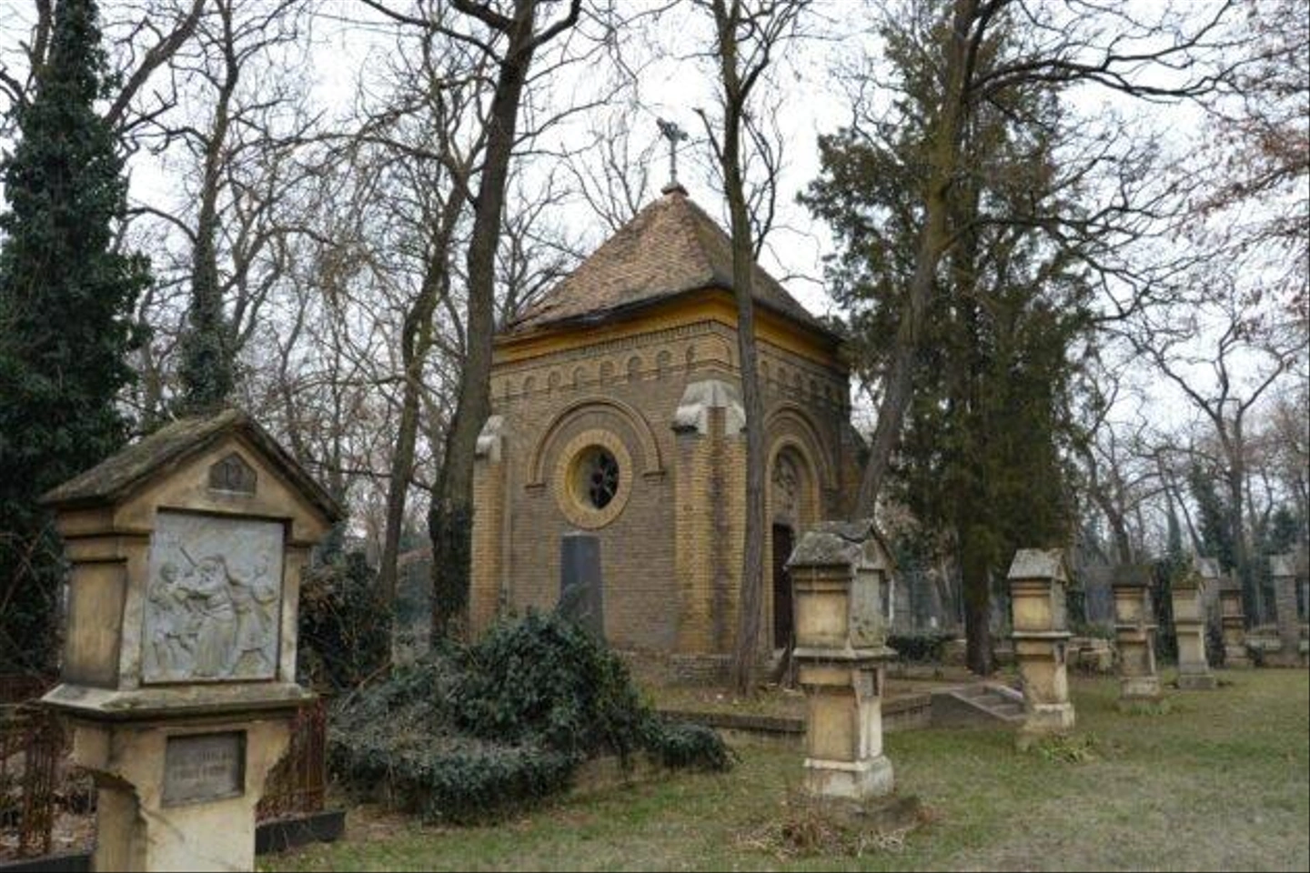 Szentharomsag-temeto-Ferenczy-kapolna-18-630x420.jpg