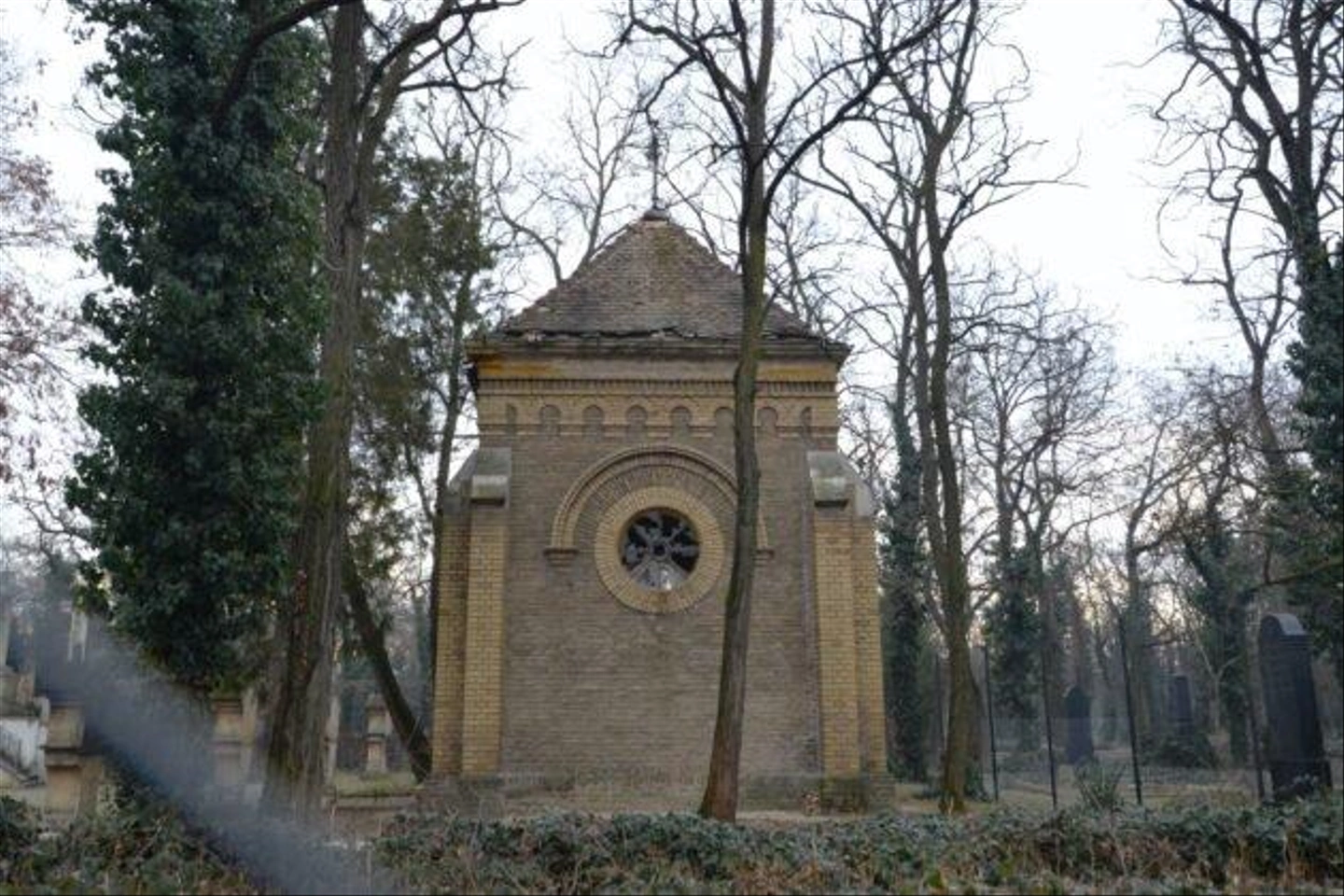 Szentharomsag-temeto-Ferenczy-kapolna-3-1-630x420.jpg