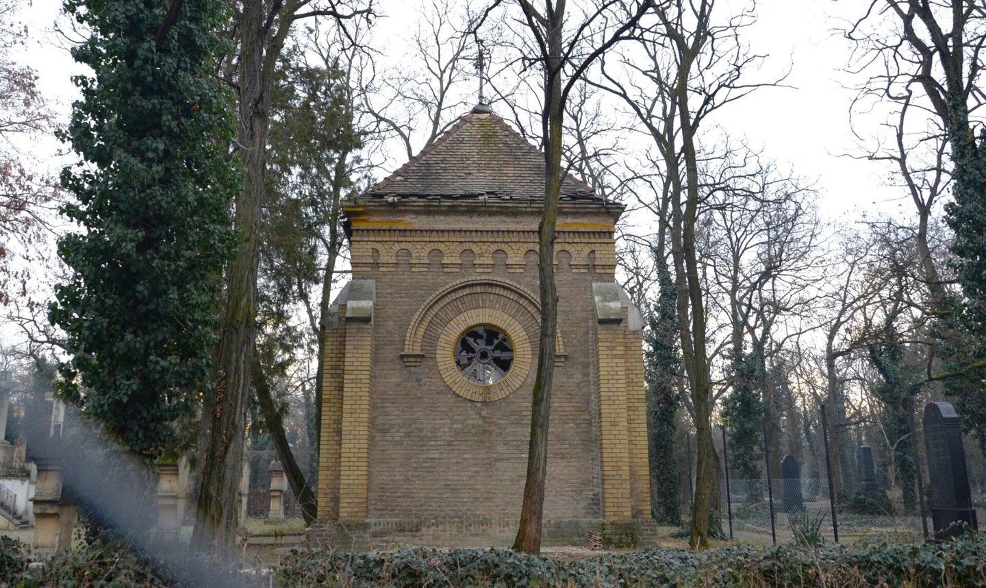 Szentharomsag-temeto-Ferenczy-kapolna-3-scaled-1920x1144.jpg
