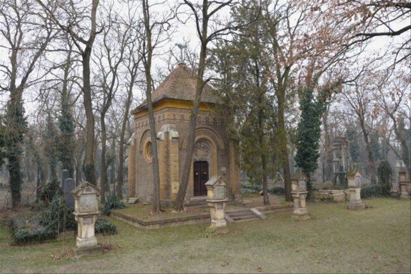 Szentharomsag-temeto-Ferenczy-kapolna-33-630x420.jpg