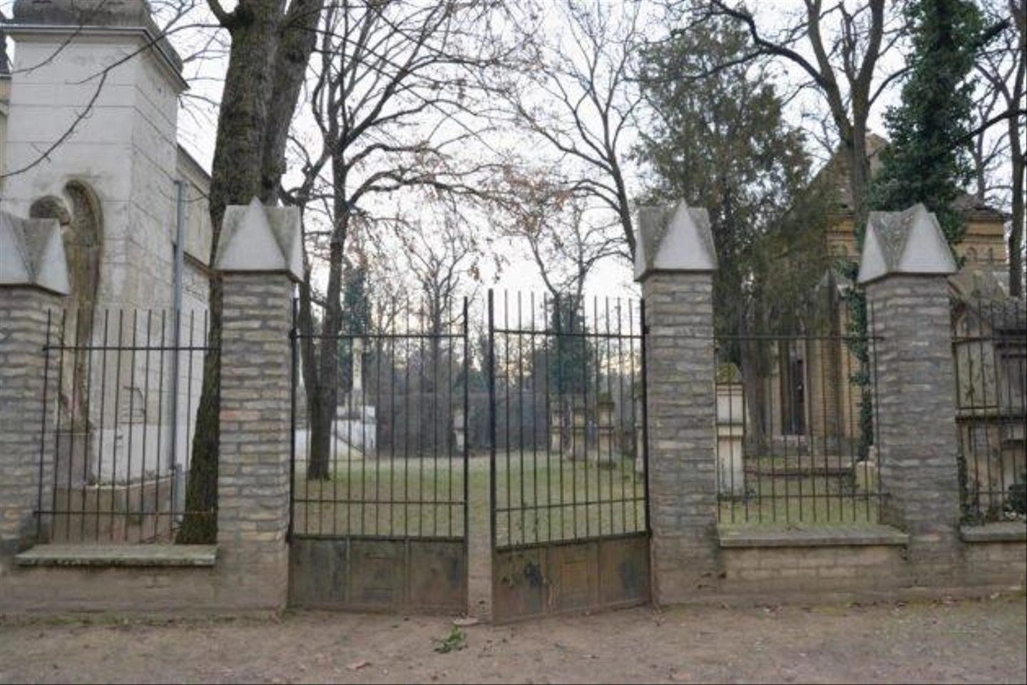 Szentharomsag-temeto-Ferenczy-kapolna-4-630x420.jpg