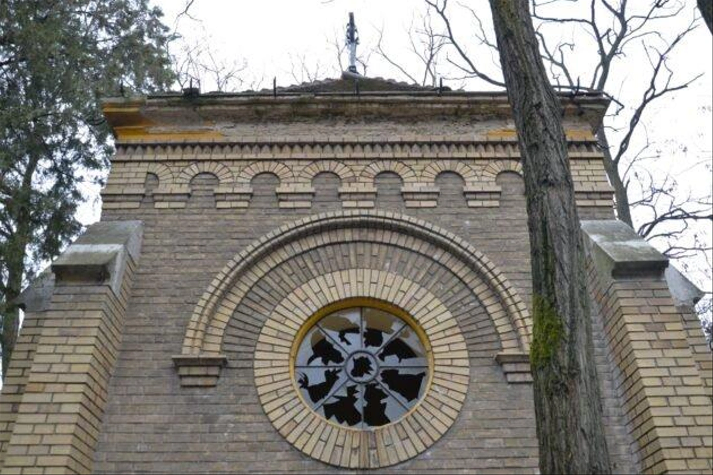 Szentharomsag-temeto-Ferenczy-kapolna-8-630x420.jpg