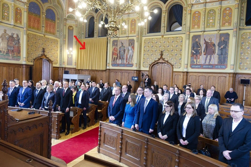 A fotót BANCZIK RÓBERT készítette 2023. április 13-án. Nyíllal jelöltük a helyet, ahol függönnyel eltakarták a fogadás alatt a Hortyt ábrázoló zsánerképet.