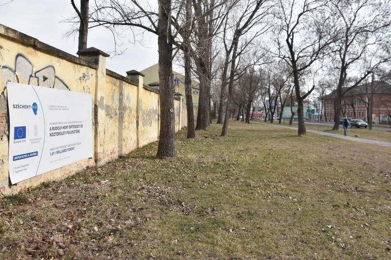 A tábla eltűnt a kerítéssel együtt / fotó: kecskemet.hu