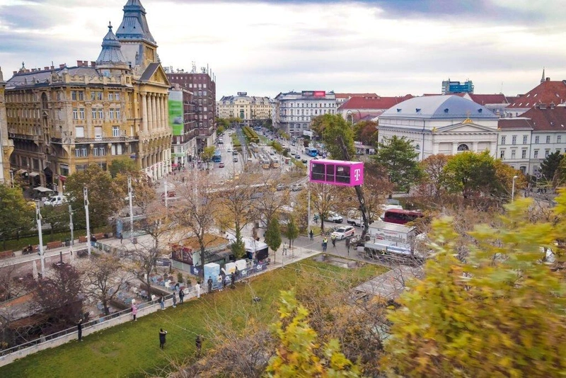 A Hello Biznisz Alakíts nagyot! konténere a budapesti Erzsébet téren, 10 méter magasban