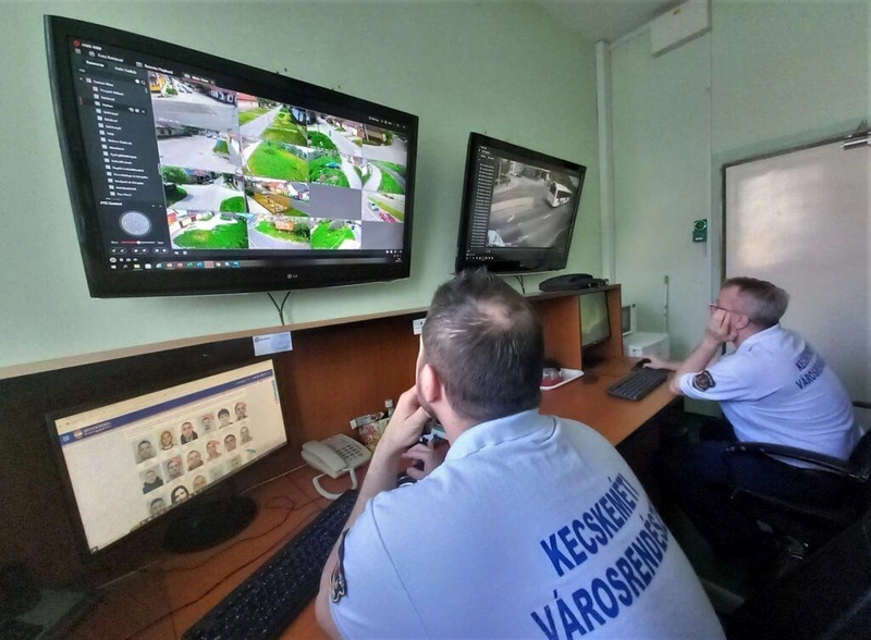 A Kecskeméti Városrendészet munkatársai is figyelik a kamerarendszer képeit a megyei rendőr-főkapitányságon / Fotó: Hraskó István