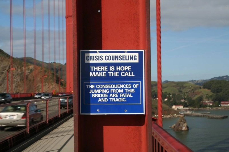 There is hope – krízisintervenciós tábla a Golden Gate hídon, alatta telefonnal