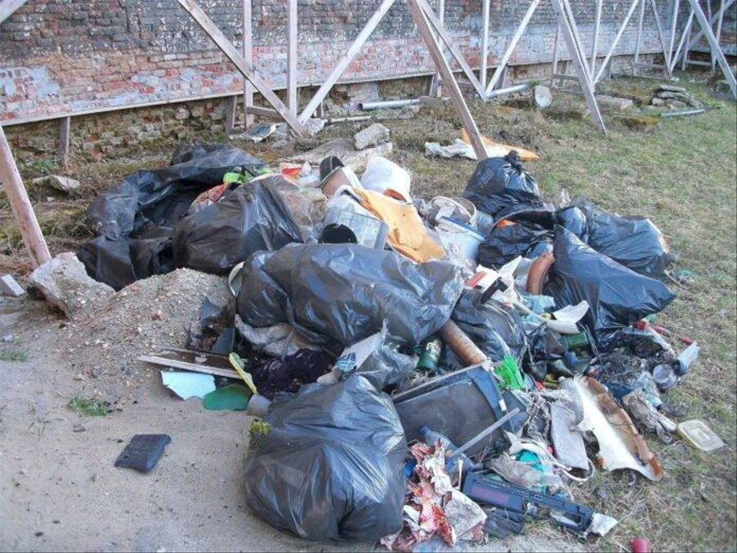 Trash_Zichy%C3%BAjfalu_001-696x522.jpg