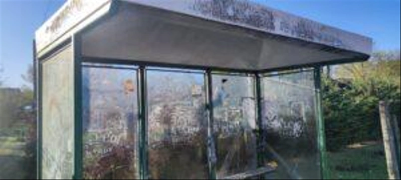 Így nézett ki a buszmegálló a felújítás előtt. Fotó: Kovács András MKKP
