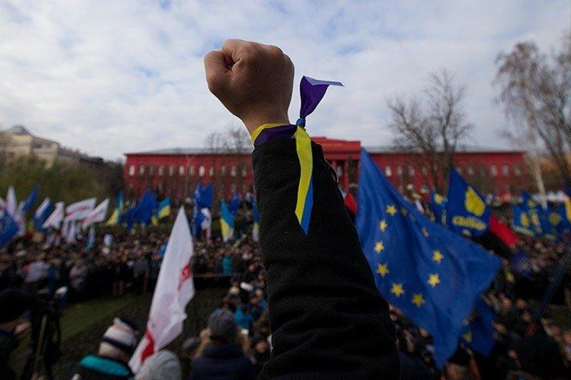 Kijevi tüntetők 2004-ben a nyugati integrációért és az orosz párti ukrán elnök ellen