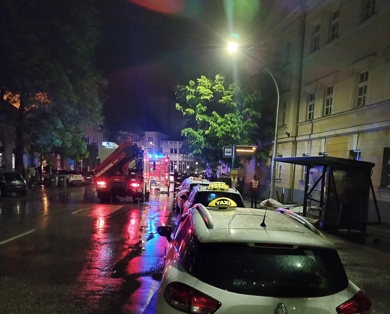 Megrongálódott buszmegálló a kiskörúton május 8-án éjszaka / Olvasói fotó