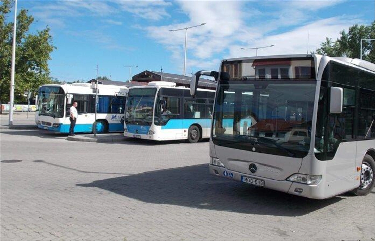 Volvo_7700_and_Mercedes-Benz_Citaro_G_BlueTec-Hybrid_at_Noszlopy_Parks_local_bus_terminal_2016_Hungary-e1553472943540-696x449.jpg
