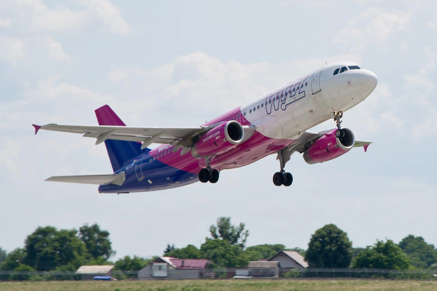 Wizz_air_new_livery_aircraft-696x464.jpg