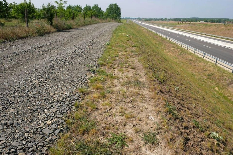 A szervízút nem kapott aszfaltréteget, nagy zúzott kövekkel szórták fel / Fotó: Dobos József közösségi oldala