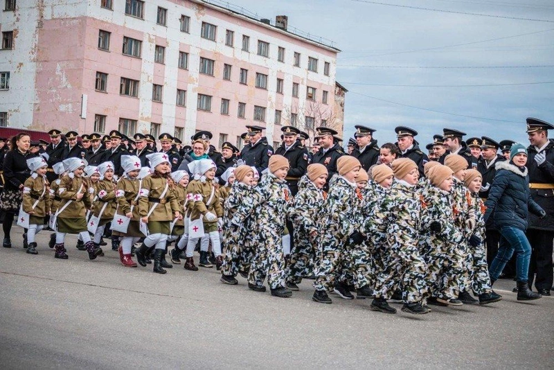 Orosz gyerekek masíroznak Zaozyorskban / Fotó: thebarentsobserver.com