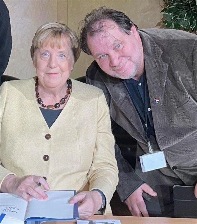 A szerző Merkel és az olvasó Zarándy Zoltán Fotó: Zarándy Zoltán, kecsup.hu