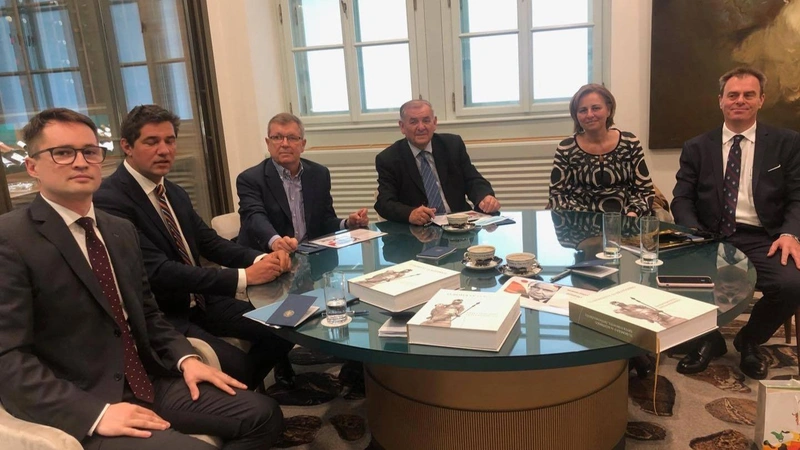Bánkuty Tamás kurátor, Csizmadia Norbert kuratóriumi elnök, Matolcsy György, Lezsák Sándor országgyűlési képviselő, Szemereyné Pataki Klaudia, a felügyelő bizottság tagja és Szemerey Szabolcs stratégiai igazgató egyeztettek a kecskeméti Neumann János Egyetemről 2021. május 7-én / Fotó: Lezsák Sándor hivatalos oldala / Facebook