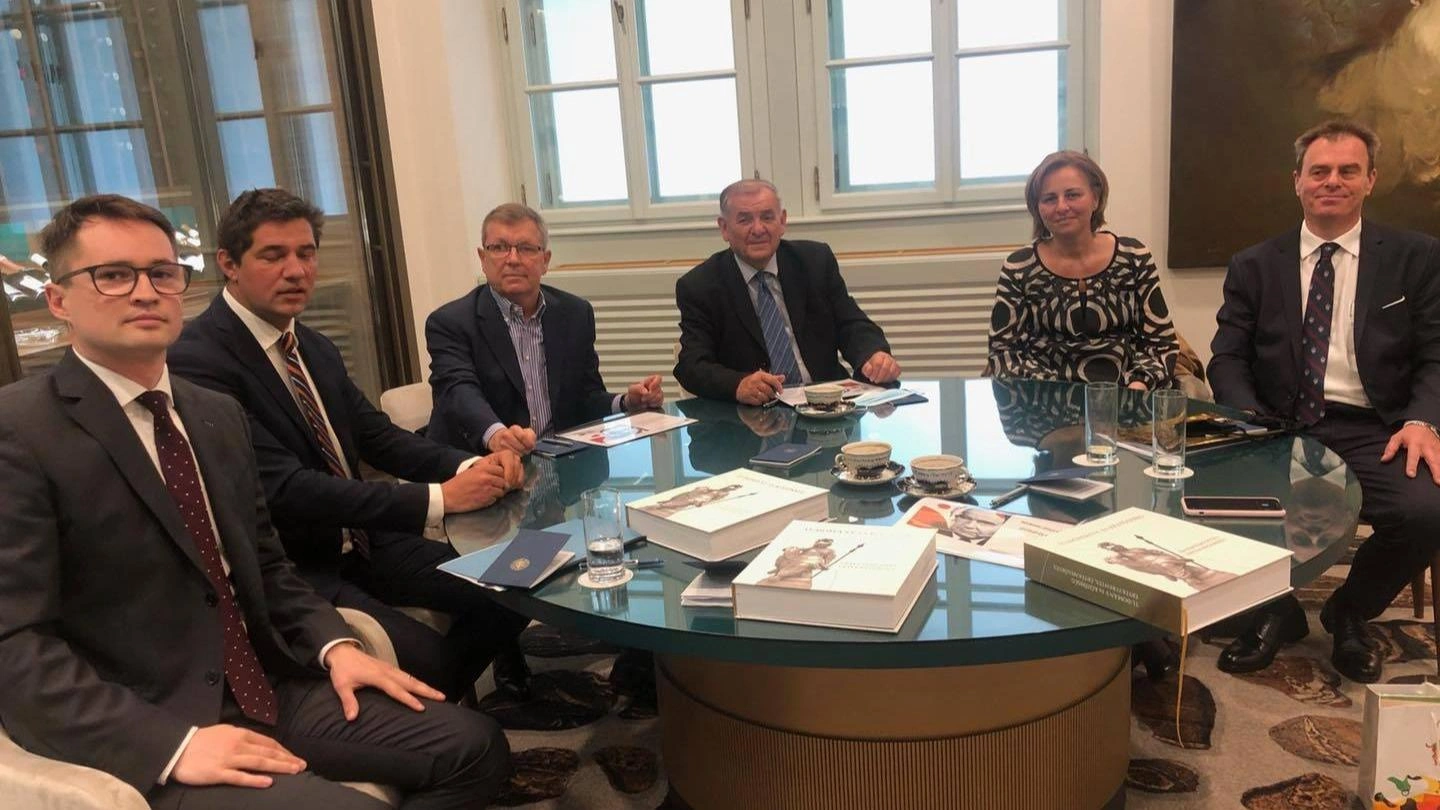Bánkuty Tamás kurátor, Csizmadia Norbert kuratóriumi elnök, Matolcsy György, Lezsák Sándor országgyűlési képviselő, Szemereyné Pataki Klaudia, a felügyelő bizottság tagja és Szemerey Szabolcs stratégiai igazgató egyeztettek a kecskeméti Neumann János Egyetemről 2021. május 7-én / Fotó: Lezsák Sándor hivatalos oldala / Facebook