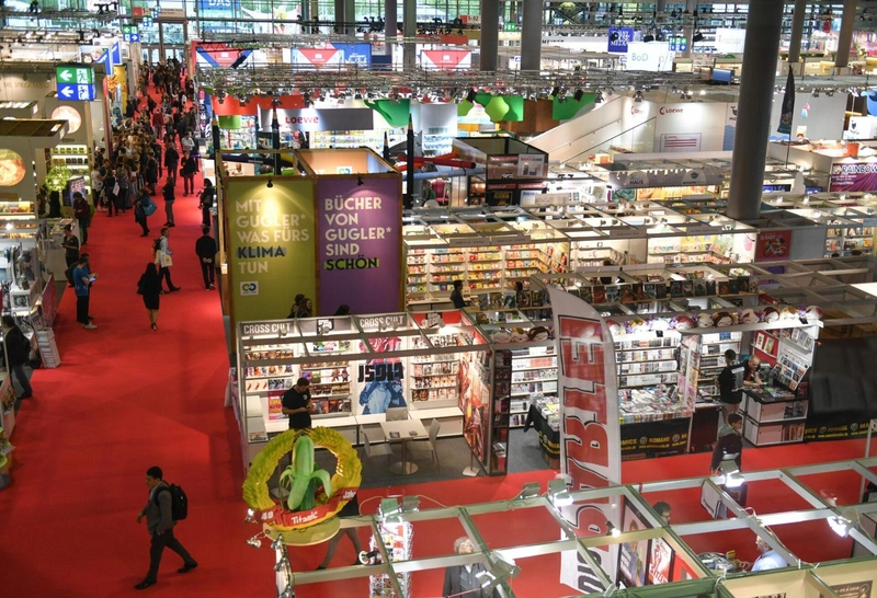 23923595-hessen-frankfurt-main-blick-ueber-eine-ausstellungshalle-der-frankfurter-buchmesse-NKe9-1920x1310.jpg