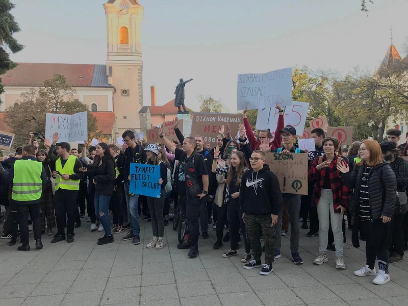 Elvárható, hogy minden diák, a szakképzésben tanulók is egyforma feltételek között tanulhassanak. / Fotó: Diáktüntetés Kecskemétén, 2022.10.18., kecsup.hu