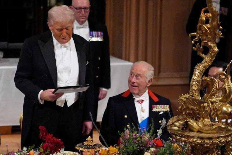 Trump elnök beszédet tart, miközben III. Károly brit király figyel rá a Windsor-kastélyban2025. szeptember 17-én rendezett állami banketten. Fotó: Yui Mok/AFP