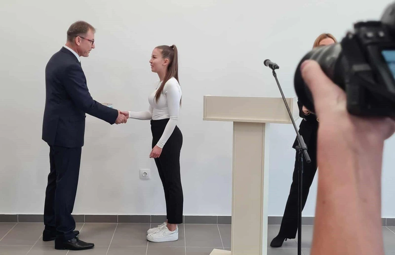 Dr. Lénárt Endre, a Bács-Kiskun Vármegyei Oktatókórház főigazgatója és Mészáros Dóra, a szálló első lakójaFotó: Bajáki Zsanett