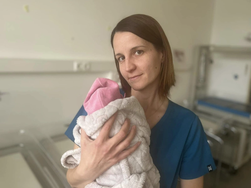 A fotón Abigél és az Újszülött Részleg részlegvezető ápolója Vakhal Zsuzsanna látható. Fotó: Bács-Kiskun Vármegyei Oktatókórház