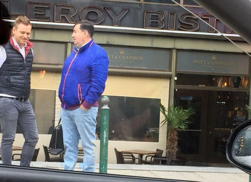 Tiborcz István és Mészáros Lőrinc 2018. május 15-én a MOM Parkban lévő Leroy Bistro előtt beszélget a találkozójuk után. Fotó: 444