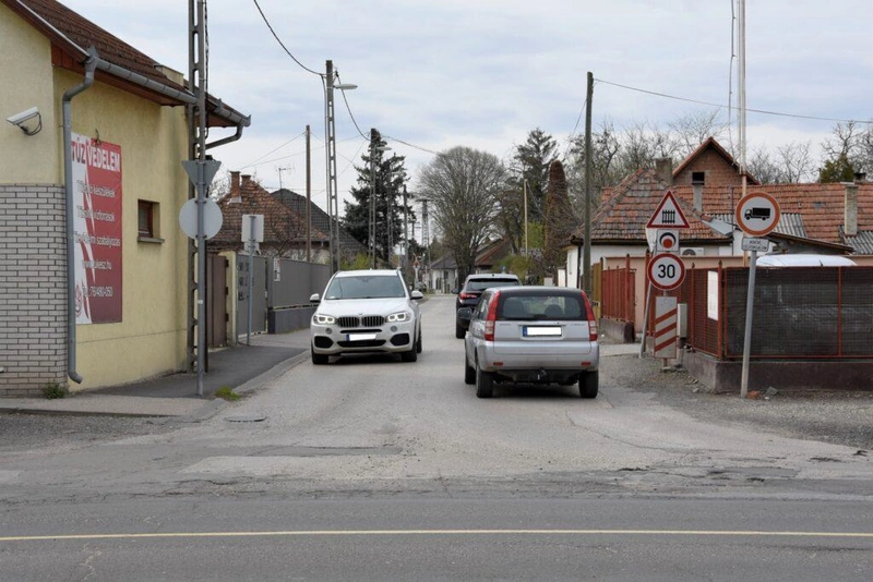 A Vaspálya utcai vasúti átjáró jelenti most a legrövidebb utat a Ceglédi útról a Vacsiköz és Bethlenváros felé / Fotó: Hraskó István