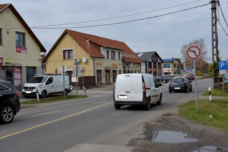 A Ceglédi útról záróvonal tiltja a balra kanyarodást a Vaspálya utcába / Fotó: Hraskó István