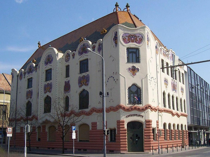A Cifrapalota épületének több eleme is a Zsolnay porcelángyárnak köszönhető/ Forrás: Google