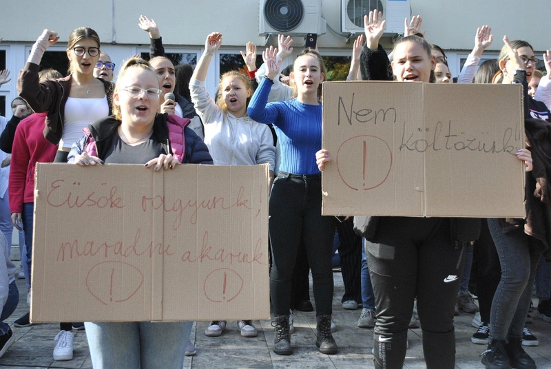 Iskolák összevonása ellen egészségügyis diákok és tanárok közösen tiltakoztak a Kecskeméti Szent-Györgyi Albert Technikum udvarán – 2022. október 13. / Fotó: kecsup.hu