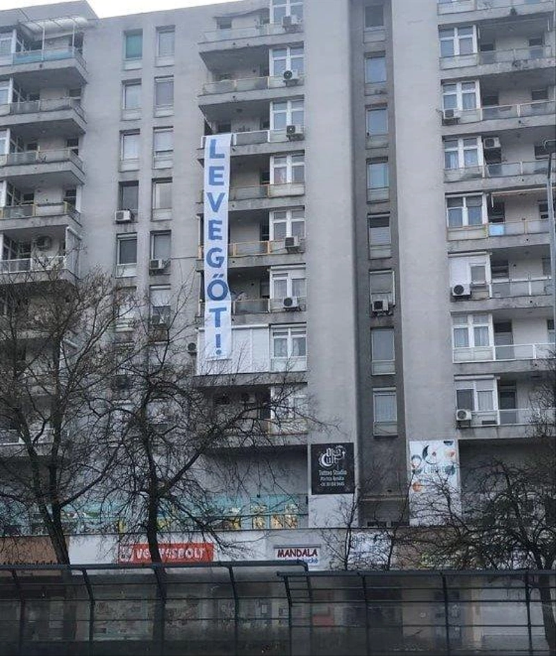 A Dobó körúti lakosok hatalmas molinón üzenik: „Levegőt!” Március 9-én tüntetést tartottak a tervezett Univer parkolóház és üzletház ellen / Fotó: Dobó körúti lakosok