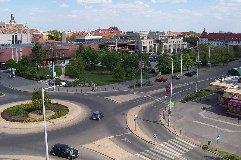 Dobo_Istvan_korut_Deak_Ferenc_ter_sarok_Kecskemet_-_panoramio_-_Bocskai_Laszlo_13.jpg