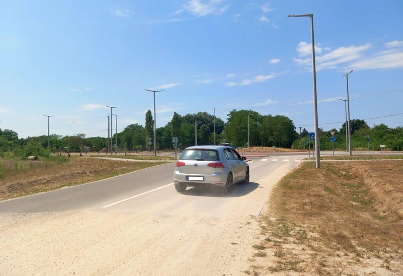 A Károly Róbert körútról egy földútra lehet kihajtani az Irinyi utca felé / Fotó: Hraskó István