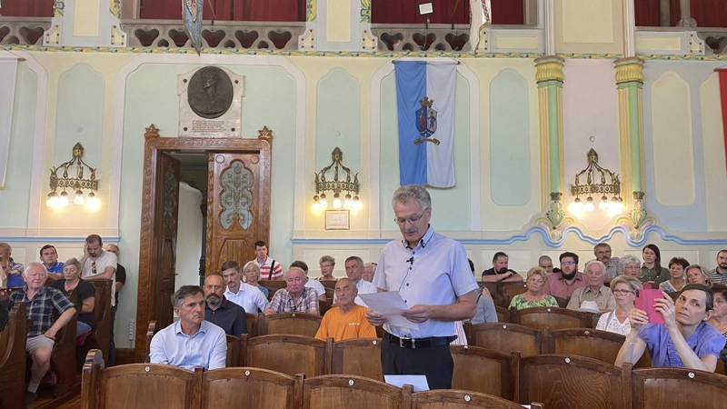Kis-Szeniczey Kálmán (Veled a Városunkért Egyesület), Horváth Tamás (balra), Kollár László (mögötte) / Fotó: KecsUP Hírek
