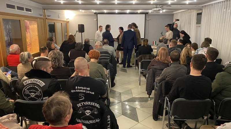 Gyülekező tömeg a Mi Hazánk Mozgalom kecskeméti fóruma előtt 2026. február 1-jén / Fotó: KecsUP Hírek