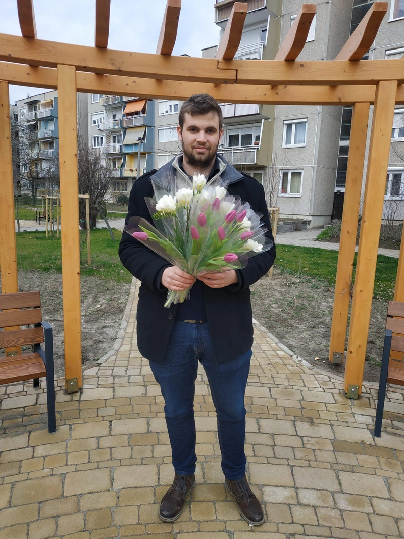 Józsa Bálint nőnapon virágot osztott