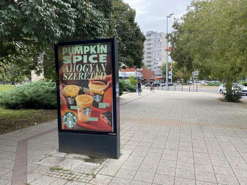 Citylight az Alföld Áruház előtt – 2024. október / Fotó: kecsup.hu