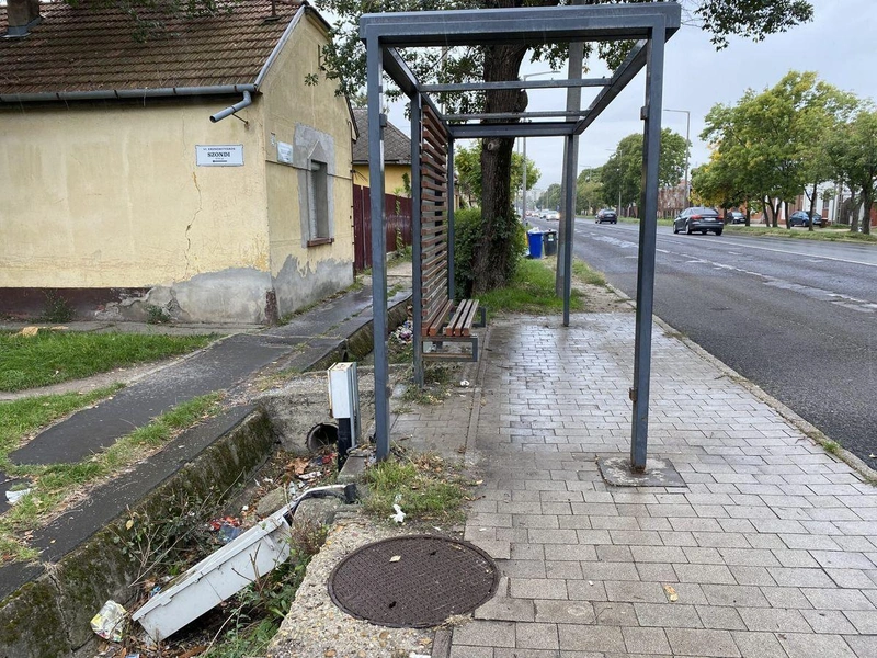 Megrongált buszmegálló az Erzsébet körúton – 2024. október 2-án / Fotó: kecsup.hu
