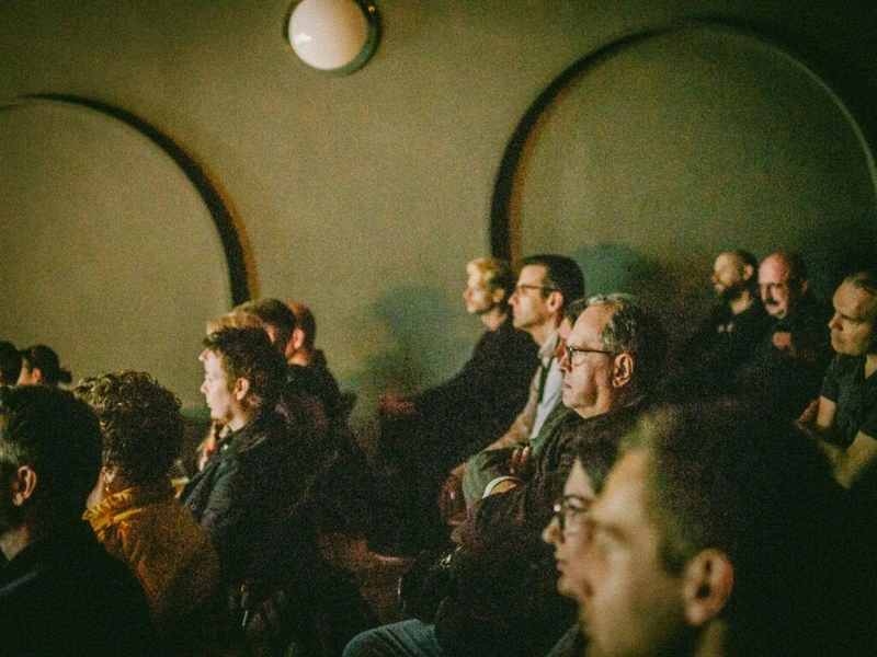 A performansz egész közönsége megélte az eleveszettség érzését. / Fotó: Schell Gergely