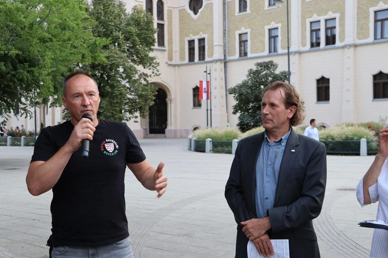 Bartal András, a Magyar Önvédelmi Mozgalom vezetője és Szabadi István országgyűlési képviselő / Fotó: KecsUP Hírek
