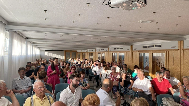 Laczkó-Zsámboki Angéla, helyi fideszes képviselő a kecskeméti Tisza Szigetek fórumán – 2025. június 24. / Fotó: KecsUP Hírek / Falusi Norbert