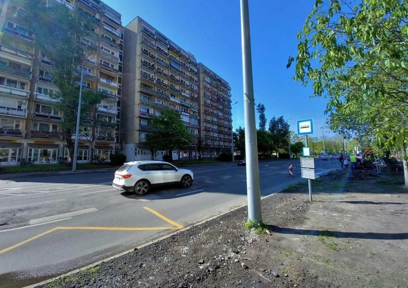 Ideiglenes buszmegálló a Szalagház előtt / Fotó: Hraskó István