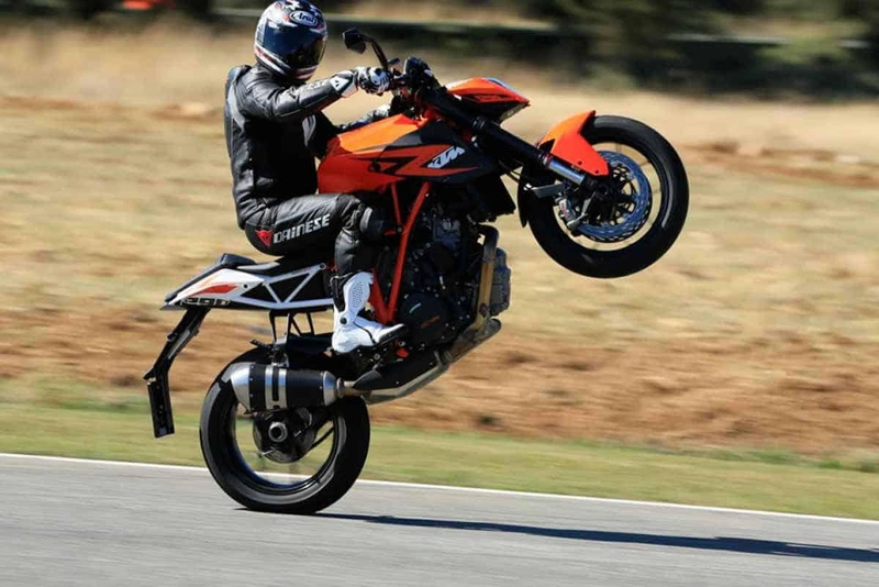 KTM-1290-Super-Duke-R-motorcyclistonline-1.jpg