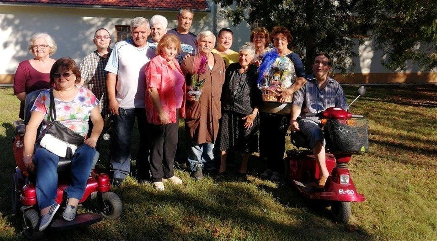 MOZGASKORLATOZOTTAK-Irenke-neni-bucsuztatasa-1.jpg