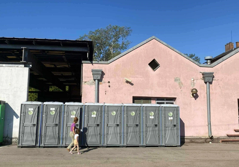 Mobilvécék a kecskeméti vasútállomáson / olvasói fotó