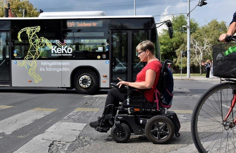 A gyalogosokat lóugrásba kerülve kelhetünk át a zebrán, akik pedig aztán nem értik, miért kacsázunk keresztbe. / Fotó: kecsup.hu