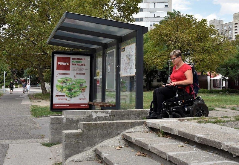 Gyöngyi leginkább akkor buszozik, ha esik az eső, vagy nagyon hideg van. / Fotó: kecsup.hu